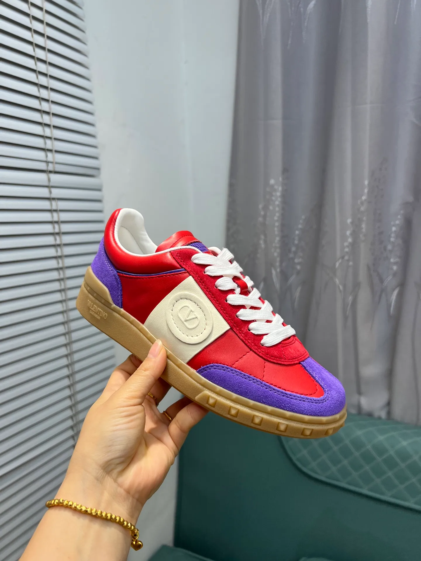 Men's shoes 💰620 👉🌹🌹VALENTINO counter synchronized new low-top casual sports shoes 👍Professional and high-end, perfect replica, first-class quality! 👍All made of original 1:1 materials, exclusive mold opening! 👍High mercerized cowhide fabric 👍TPU outsole, comfortable and wear-resistant, brand injection insole, 👍Full set of high-end counter packaging 👍All details are customized with 1:1 mold, striving for perfection! 👍Couple style female 35-41, male 38-46 (female 41, male 45 46 customized)